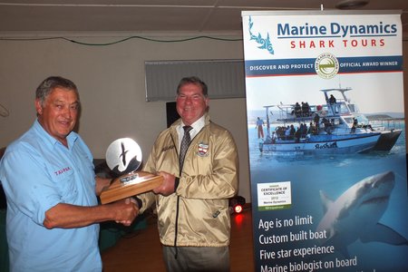 Links oorhandig Tjaart Olivier (Erelid: Birkenhead Boothengelklub en Voorsitter: Walkerbay Boothengelklub) die King of the Bay Wisseltrofee aan Philip Fourie (Voorsitter: Birkenhead Boothengelklub)